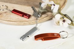 Ellopi přívěsek na klíče s otvírákem na lahve