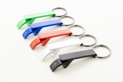 Rallop přívěšek na klíče s otvírákem